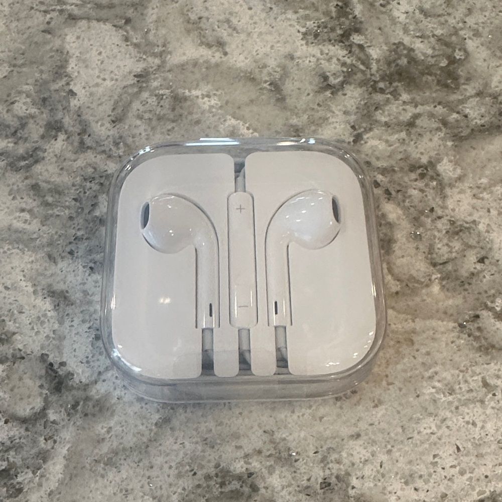 🤍 Apple EarPods with 3.5mm Plug – Brand New in Case